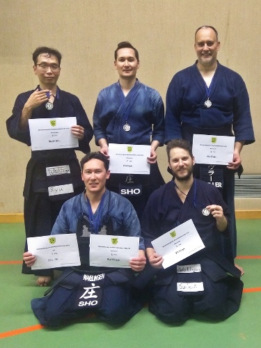 Gruppenbild von links nach rechts:
hinten:    Kiewon Ryu, Norio Sho, Jürgen Weller
vorne:    Mikio Sho, Mateusz Szlek